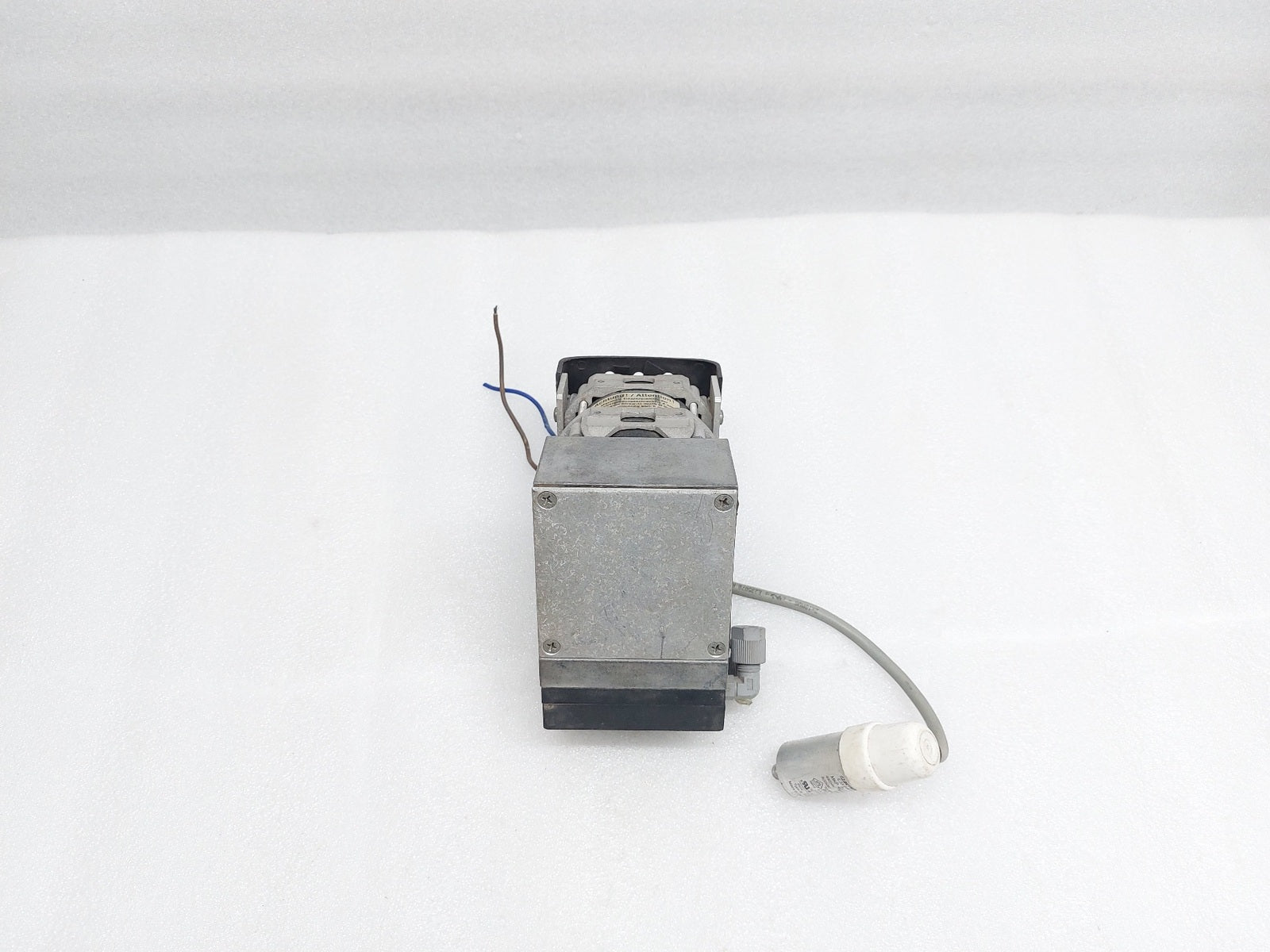 KNF PM23802-838 DIAPHRAGM VACUUM PUMP