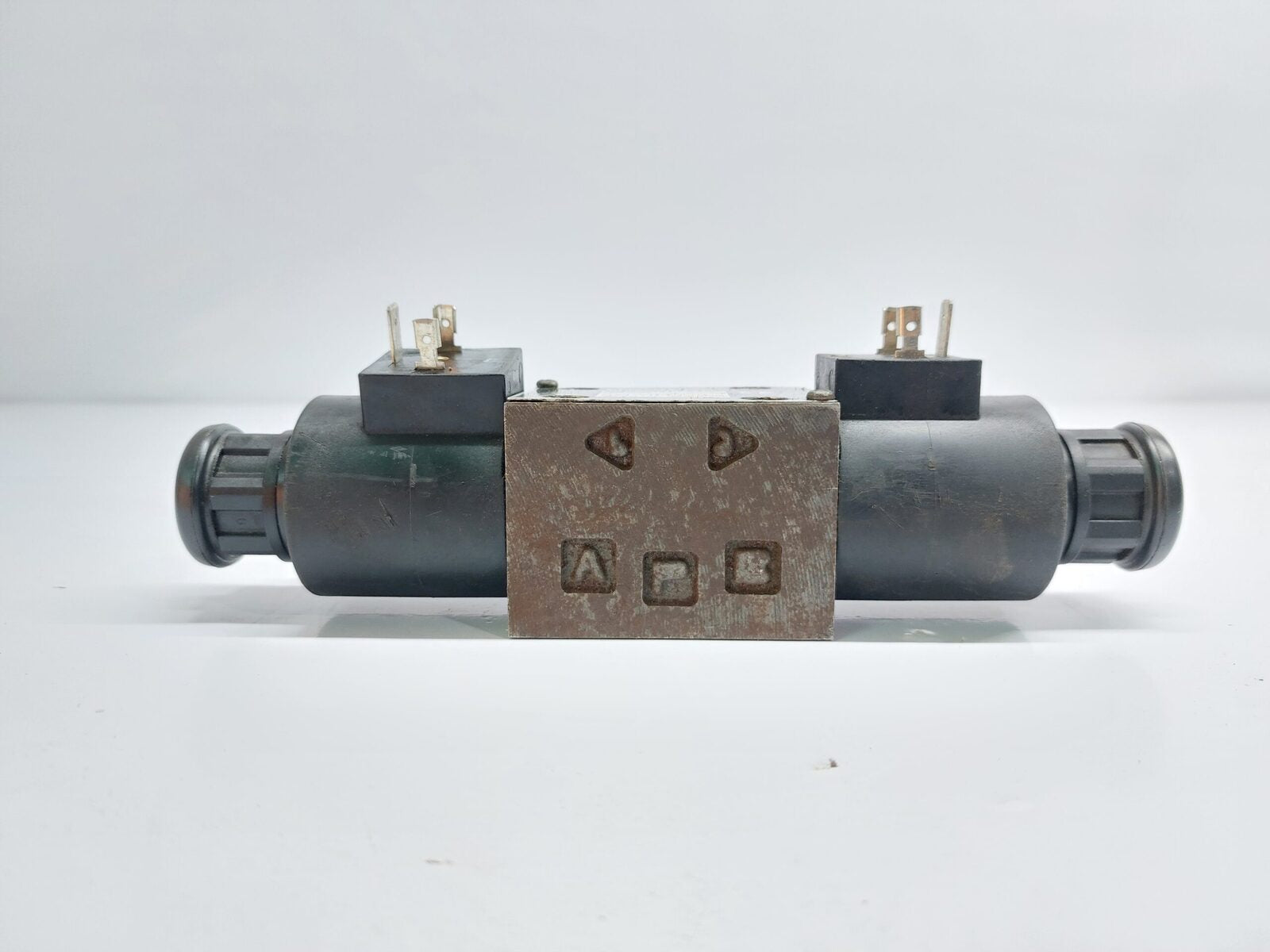 DAMCOS SA-G01-C6S-C230-31ES SOLENOID OPERATIONAL DIRECTIONAL CONTROL VALVE