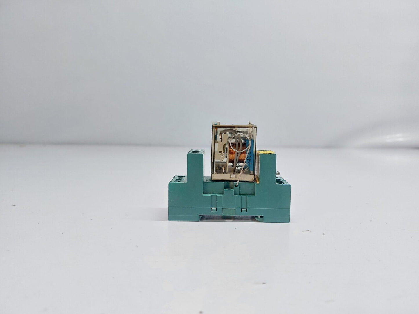 FINDER 55.34 RELAY WITH BASE