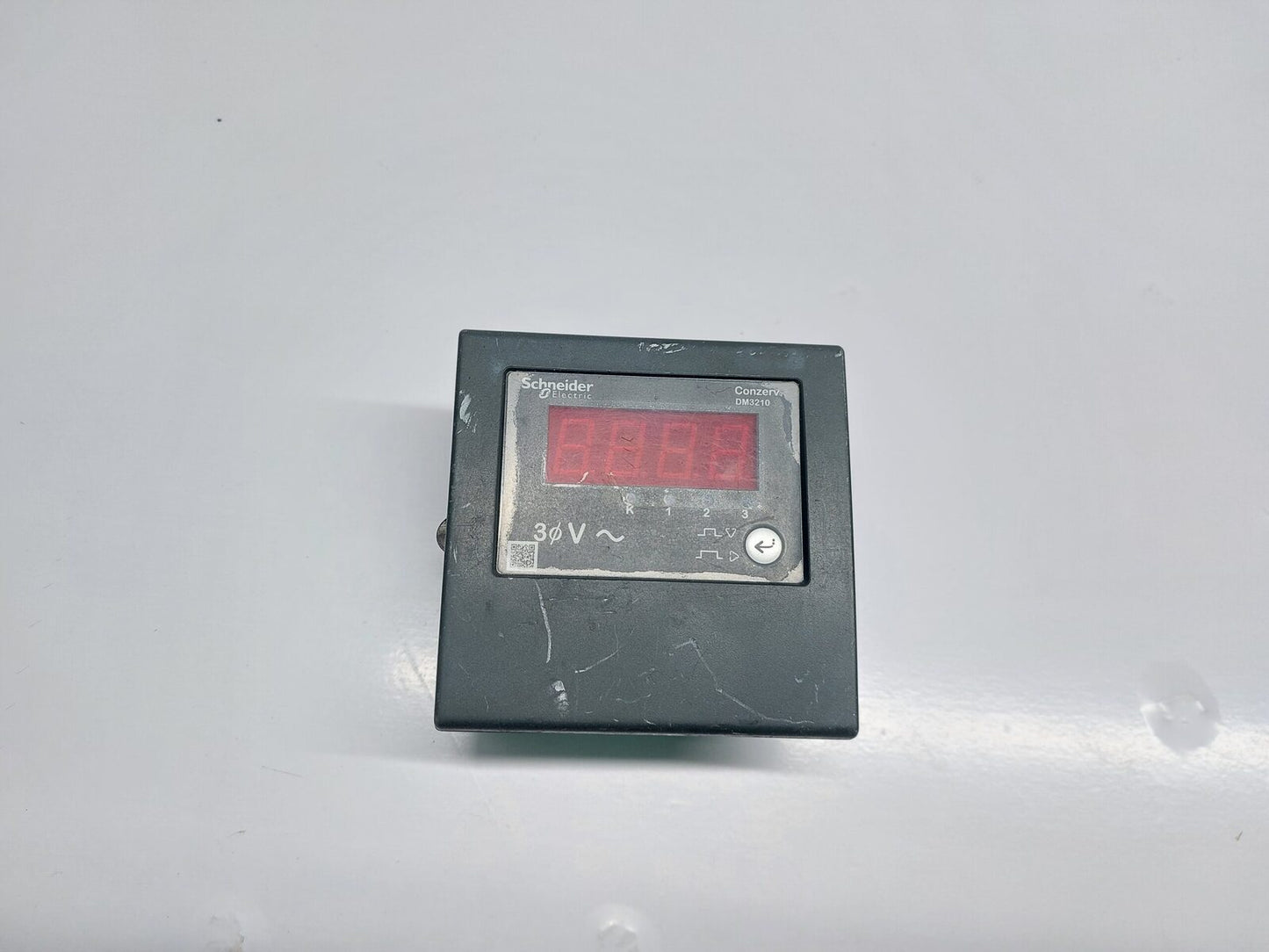 SCHNEIDER ELECTRIC CONZERV DM3210 THREE PHASE VOLTMETER