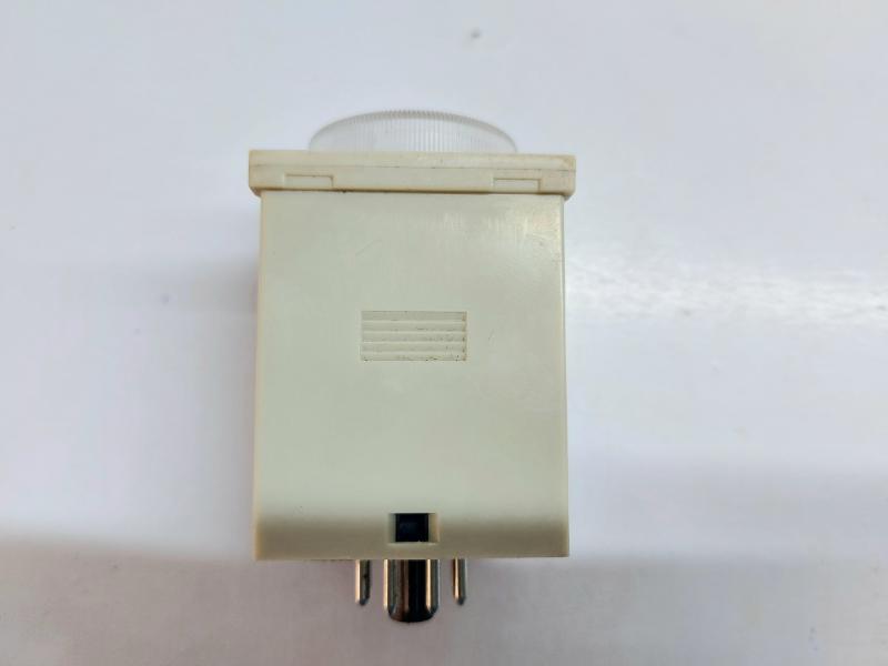 OMRON H3CR-A8 TIMER RELAY