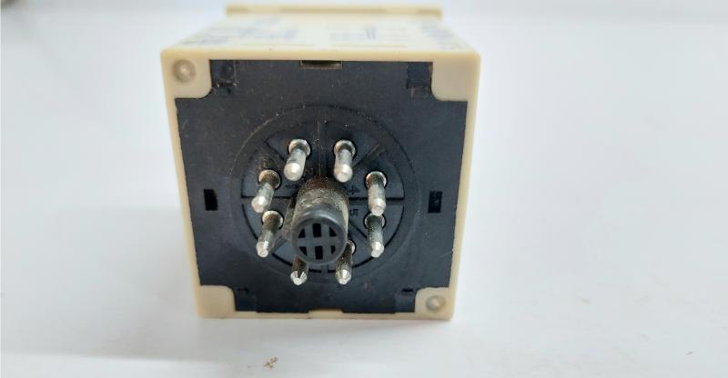 OMRON H3CR-A8 TIMER RELAY