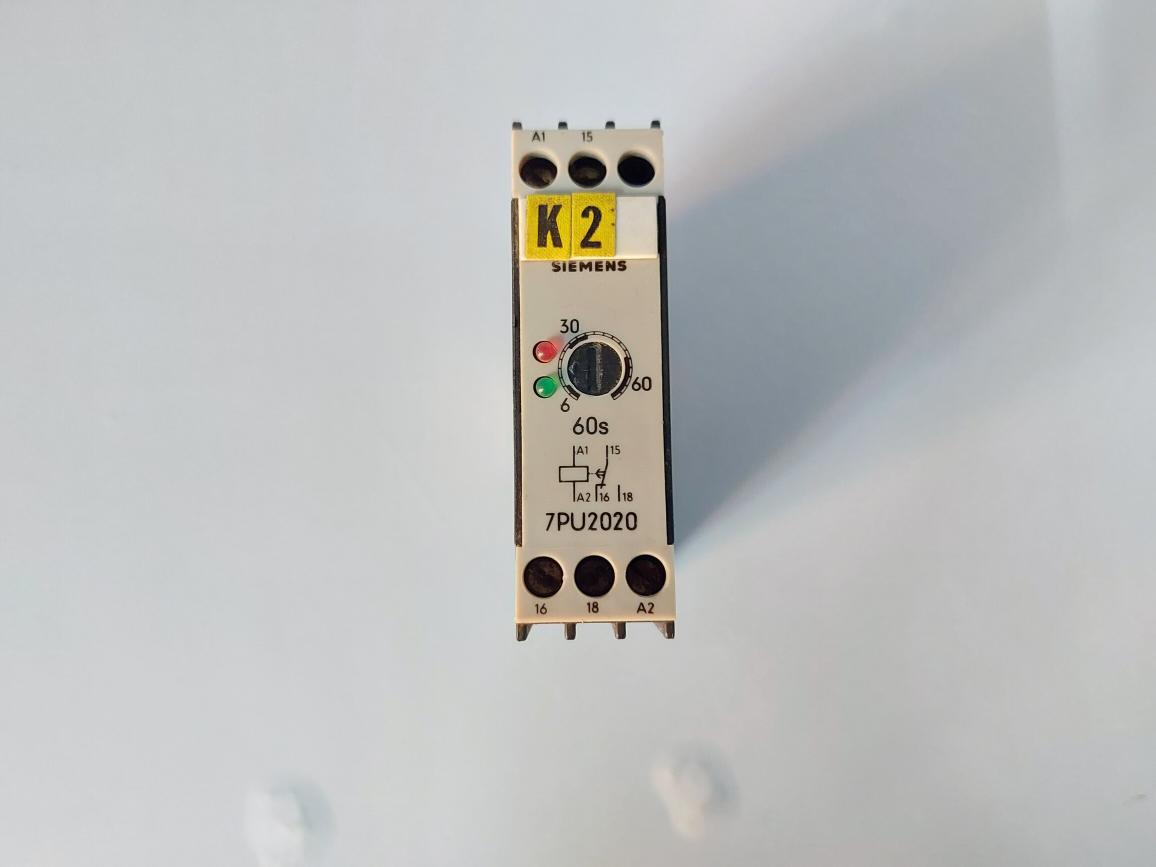 SIEMENS 7PU2020-2AN20 TIME RELAY