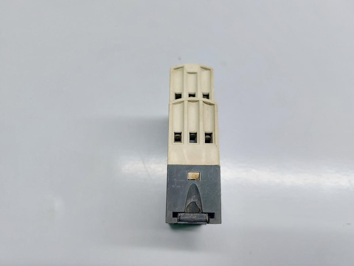 TELEMECANIQUE RE7CV11BU TIME RELAY