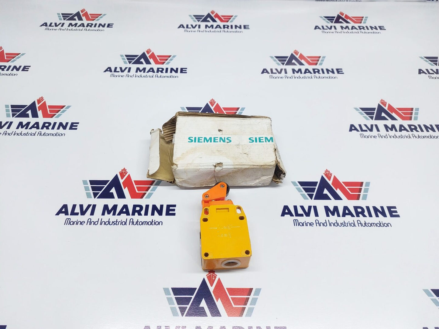 SIEMENS 3SE3 100 0E LIMIT SWITCH IN HOUSING WITH SNAP LEVER (1)